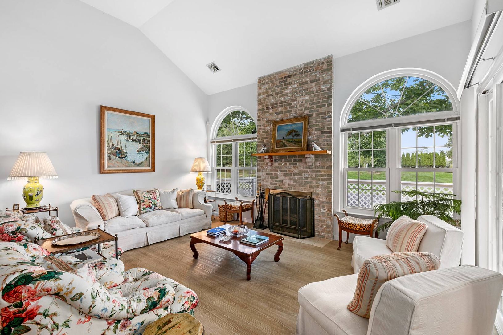  Light and bright with fireplace
