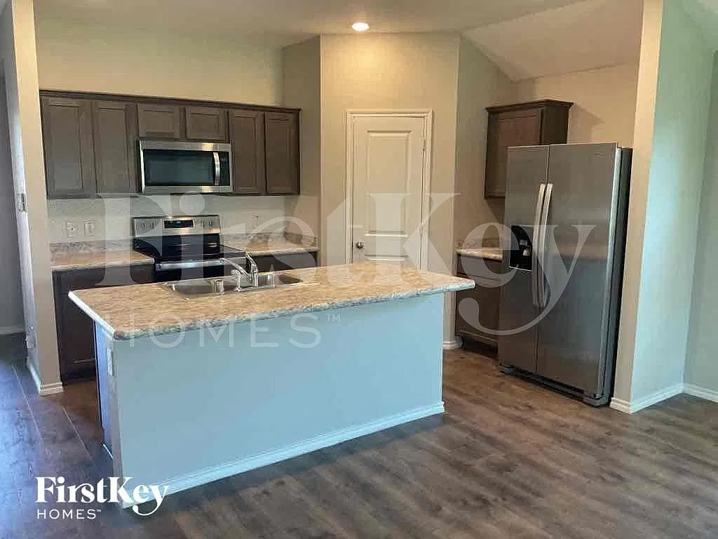 4 bed, 2.0 bath, 1650 sqft, $2,165 — Photo 3