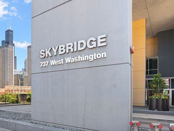 2nd image of 737 W Washington Blvd APT 3607
