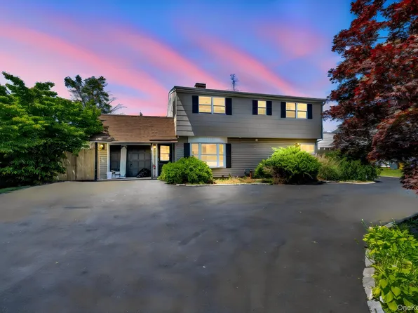 82 Scooter Lane, Hicksville, NY 11801