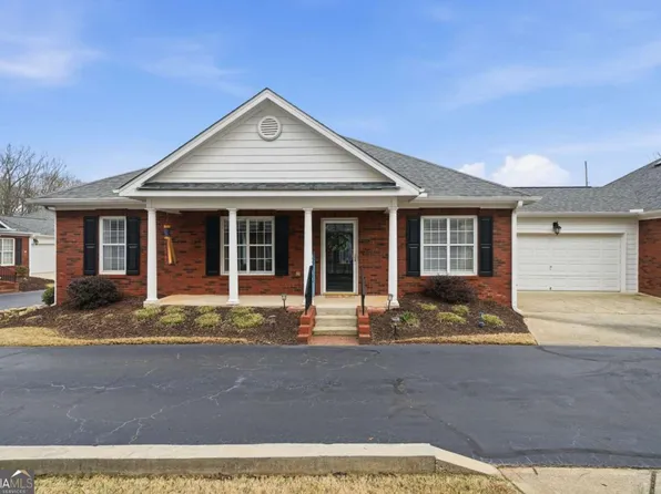 102 Courtyard Ln, Woodstock, GA 30189