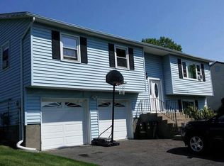 6 Cheddar Ln, New Windsor, NY 12553