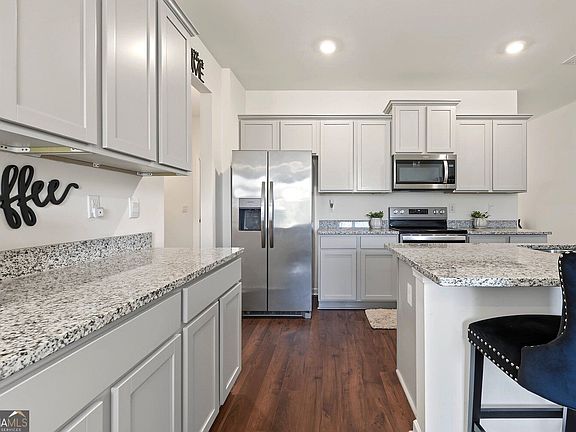 5th image of 102 Hampton Cir
