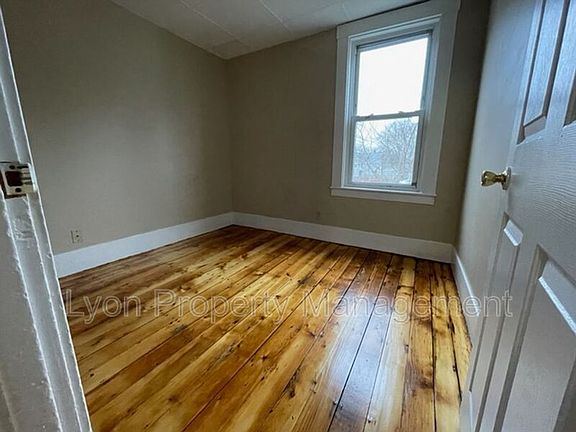 2nd image of 1674 Lonsdale Ave #1672-2