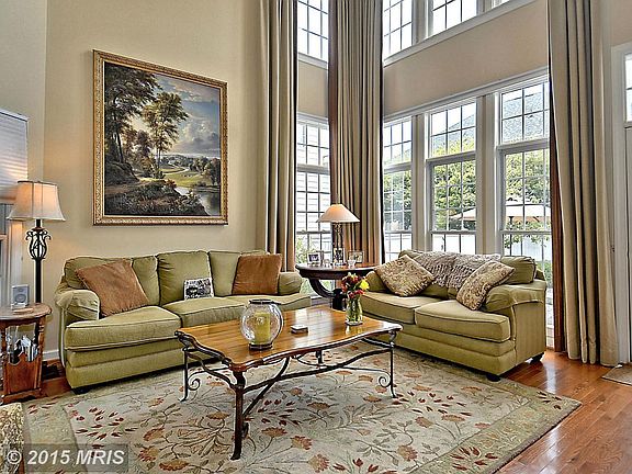 Circular Flowing Floor Plan / Dramatic Interiors