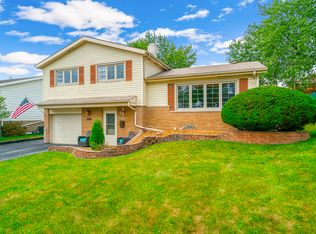 9050 Forest Ln, Hickory Hills, IL 60457