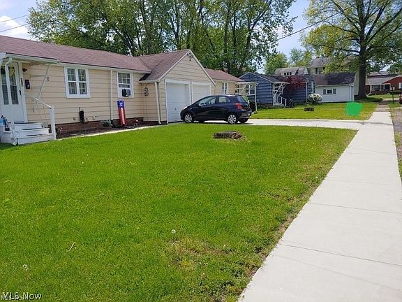 3rd image of 618 Rainbow Dr