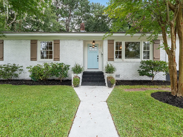 1215 Byron Rd — Photo 1