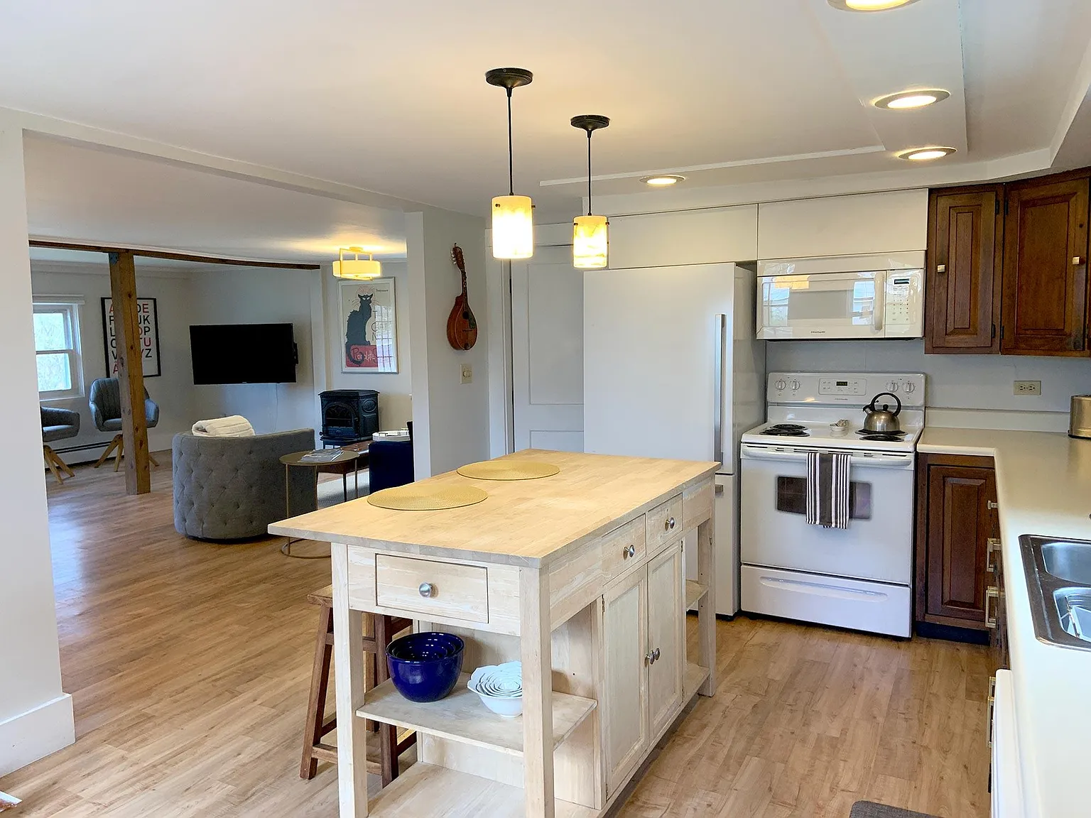 2 bed, 1.5 bath, 1430 sqft, $3,200 — Photo 3