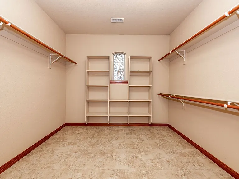 3902 Banbury Dr — Photo 9