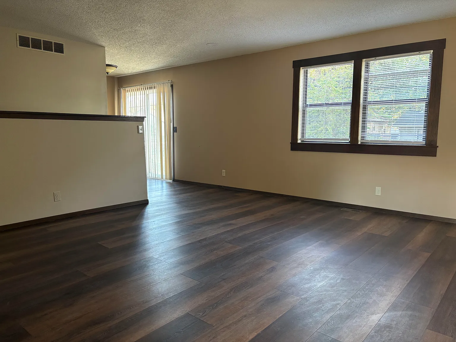 3 bed, 936 sqft, $1,230 — Photo 2