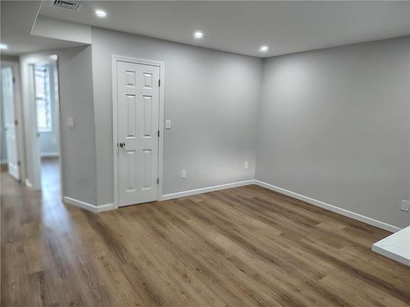 4th image of 858 Bay St #2