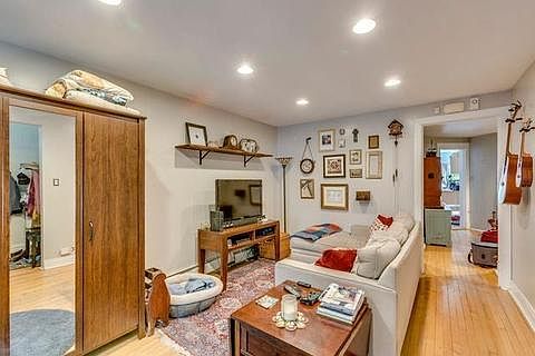 2nd image of 2427 W Cullom Ave #1