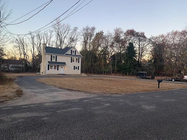 13 Meadow Ave — Photo 1