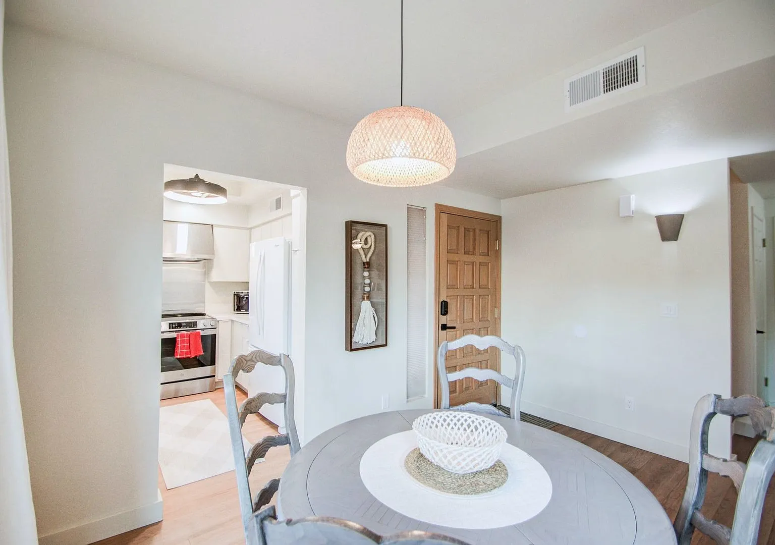 Stunning Fully Furnished Rental! — Photo 4