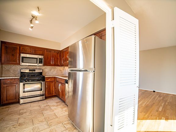 3rd image of 4821 Roanoke Pkwy APT 1001
