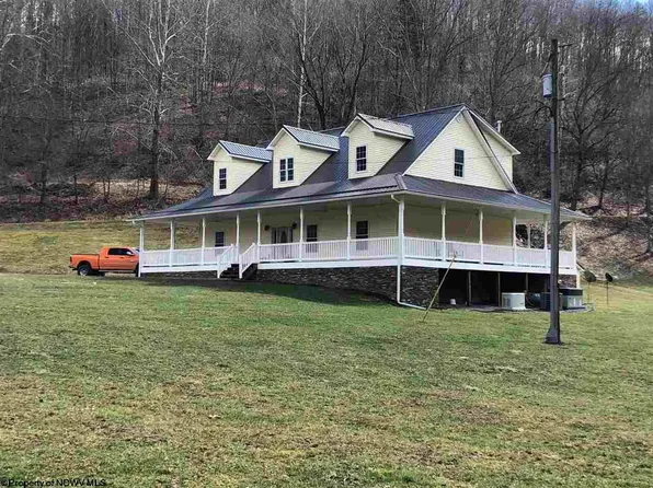 1166 Roberts Frk, New Milton, WV 26411