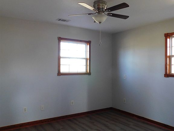 5th image of 260 W Railroad St