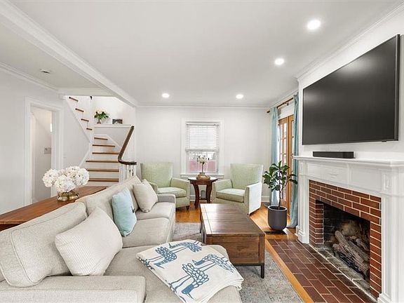 5th image of 222 W 70th St