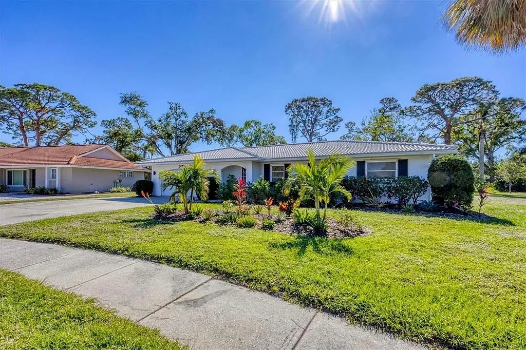 3 bed, 2.0 bath, 1624 sqft, $3,250 — Photo 2