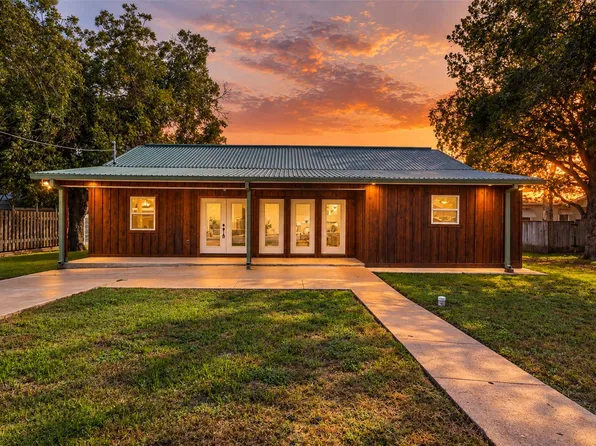 541 S Jackson St, La Grange, TX 78945