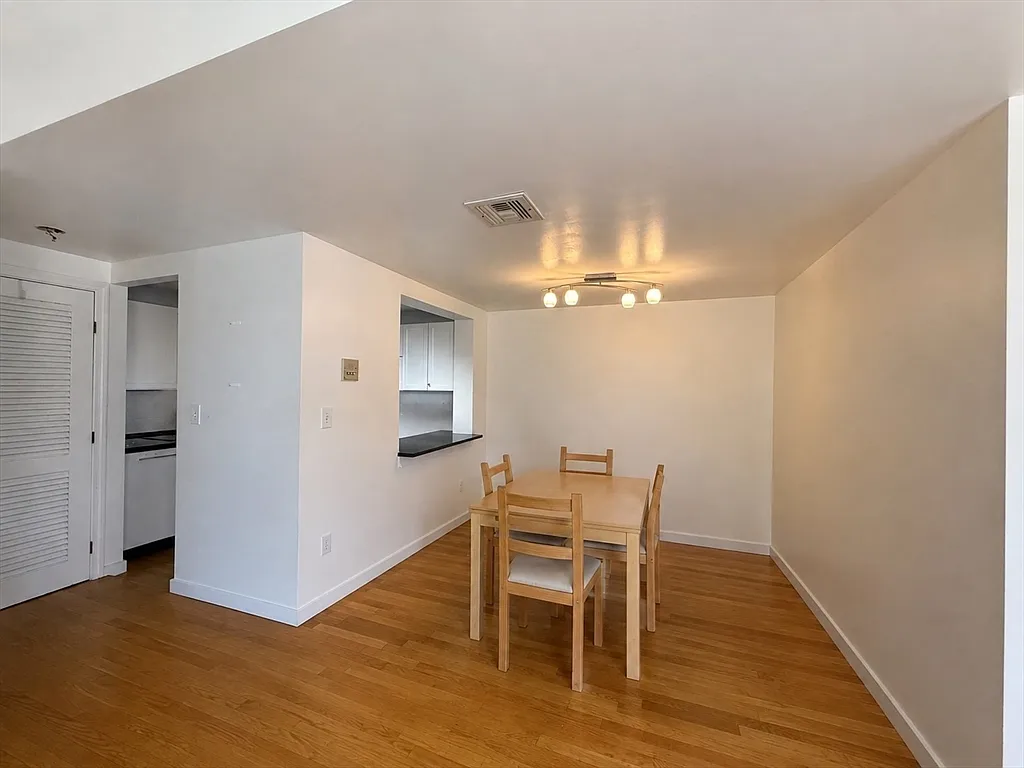 2 bed, 2.0 bath, 952 sqft, $3,600 — Photo 2