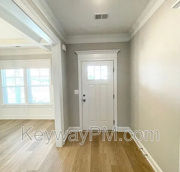 410 Longford St — Photo 2