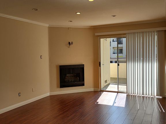 2nd image of 5500 Owensmouth Ave APT 108