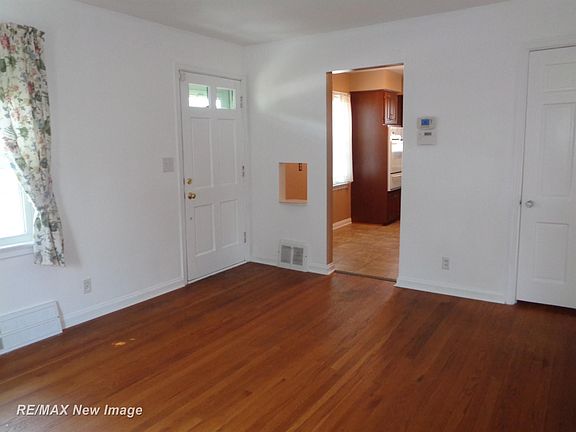 4th image of 4 Southlawn Ct