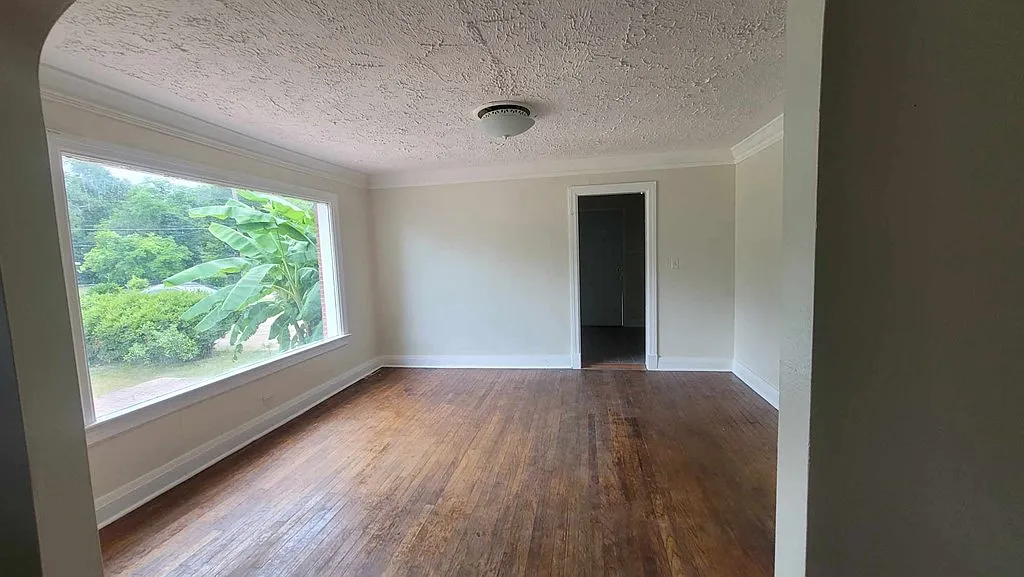 3 bed, 1.0 bath, 1428 sqft, $1,200 — Photo 3