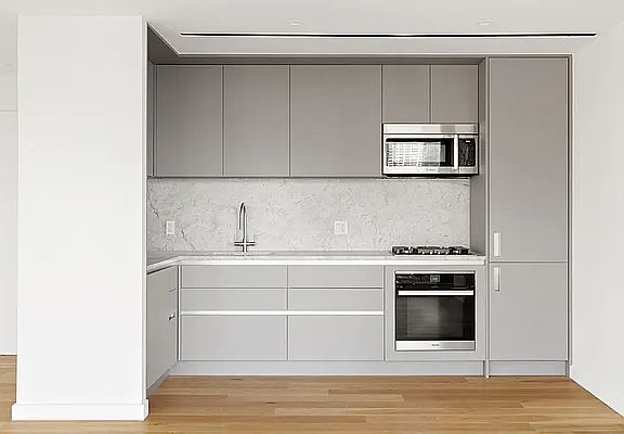 4th image of 547 W 47th St #Penthouse 11