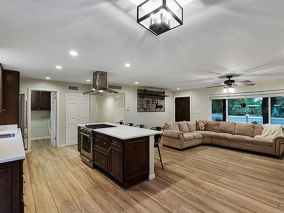 4th image of 2839 E Blacklidge Dr