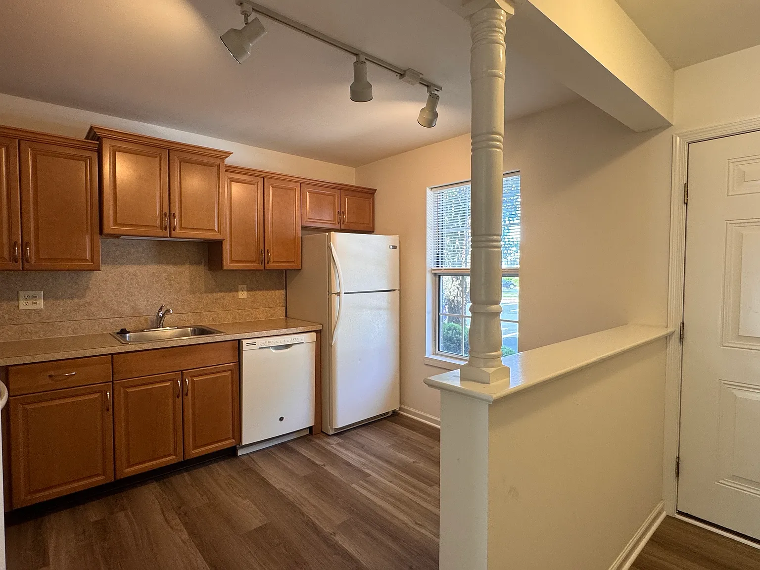2 bed, 1.5 bath, 1500 sqft, $1,795 — Photo 3
