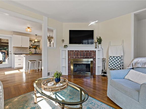 5th image of 12 Sand Hill Dr