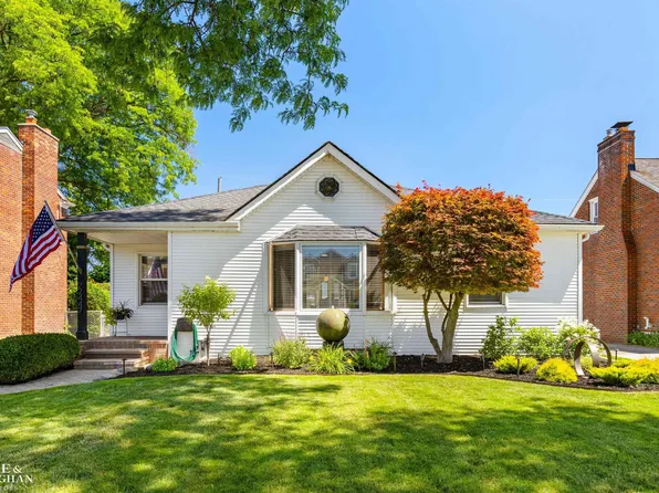 22447 Bayview Dr, Saint Clair Shores, MI 48081