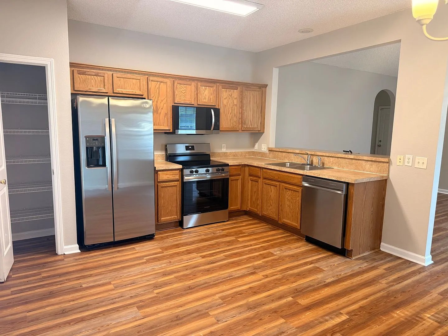 New floors, just painted, and all new appliances!! — Photo 4