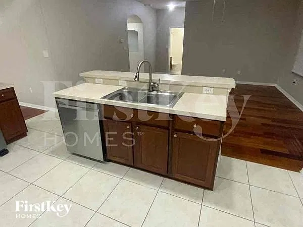 4 bed, 3.0 bath, 2349 sqft, $3,120 — Photo 4