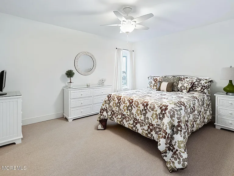 556 Riverside Dr — Photo 8