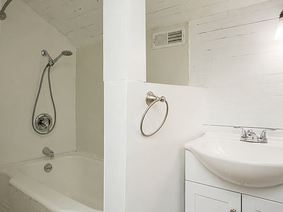 5th image of 208 E Spring St