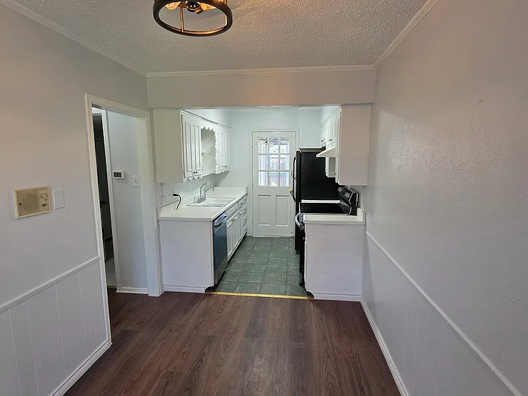 406 Hollyhill Ln — Photo 5