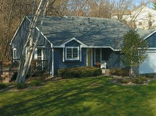 8118 Dakota Ln, Chanhassen, MN 55317