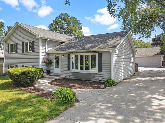 3rd image of 2910 Hickory Ln