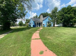 203 E 6th St, Flora, IL 62839