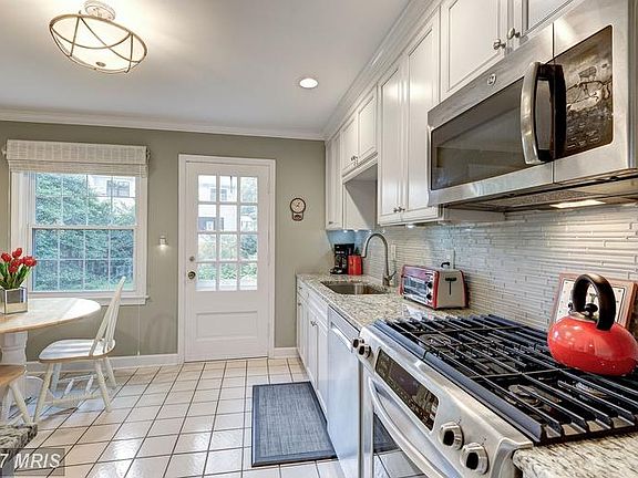 3rd image of 105 Oakmont Ct NE