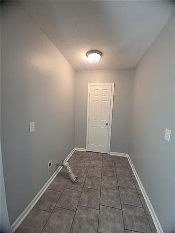 1684 Lauradale Dr — Photo 12