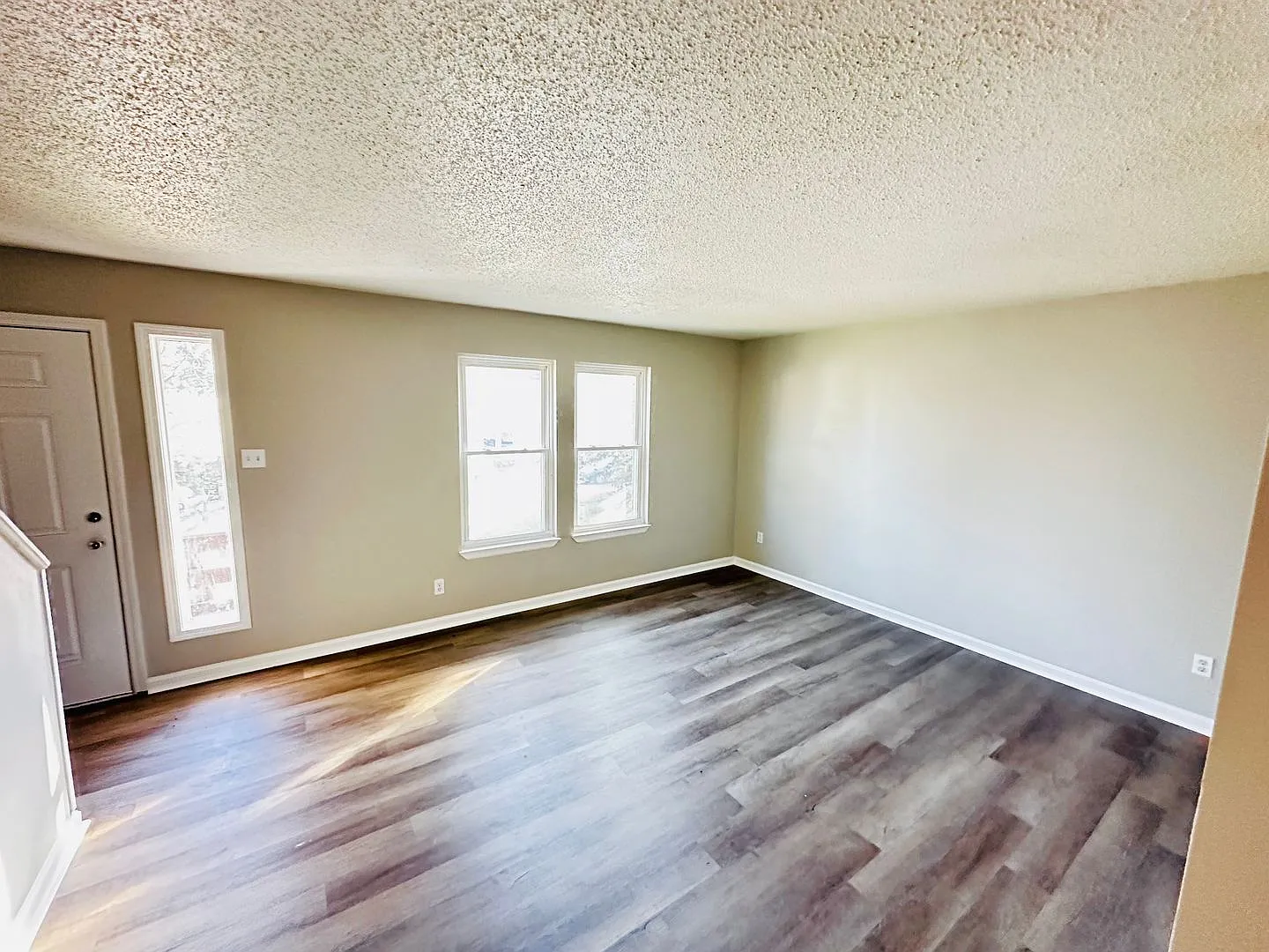 A Great Living Space in the Heart of the City! — Photo 2