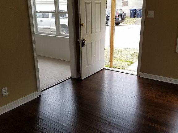 4th image of 914 S High St