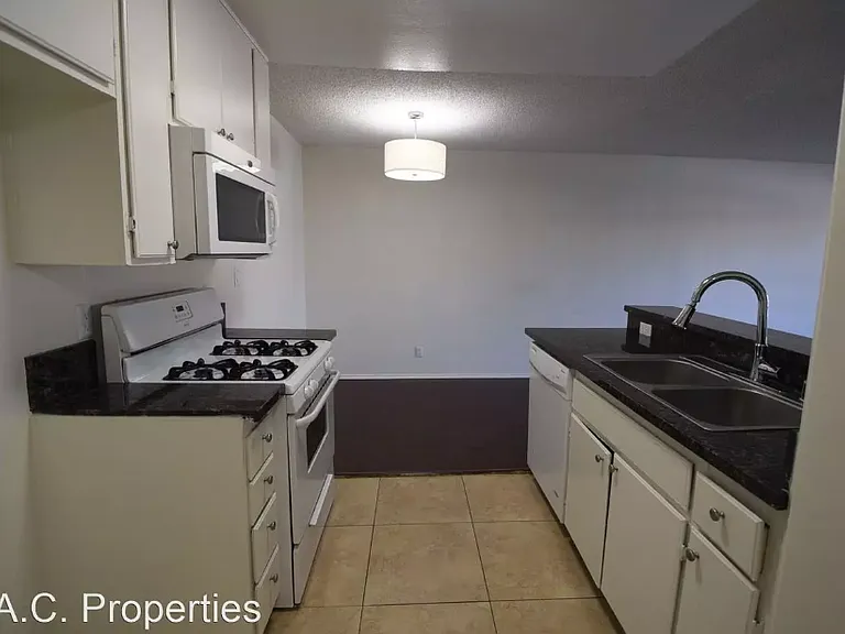 11760 Hamlin St — Photo 7