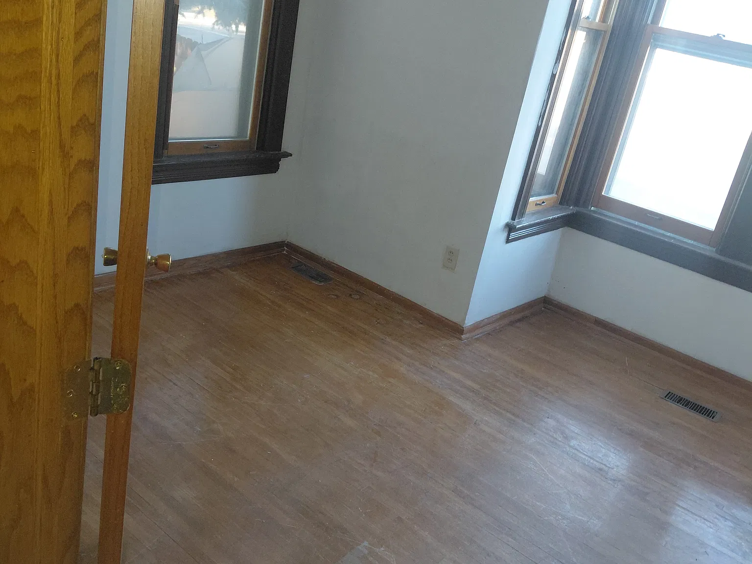 3 bed, 1.0 bath, $1,600 — Photo 2