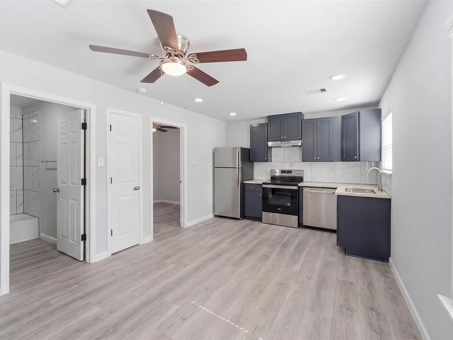 3 bed, 2.0 bath, 924 sqft, $1,600 — Photo 3